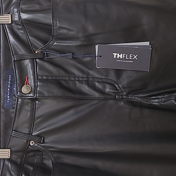Nwt Tommy Hilfiger faux flex leather. - Picture 2 of 8